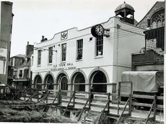 The-Jenny-Lind-in-the-High-Street-showing-bomb-damage-in-1942.